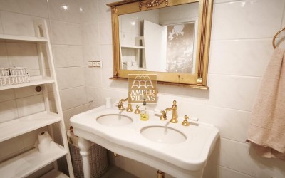 A village house in Altea la Vella on 2 floors with several terraces.